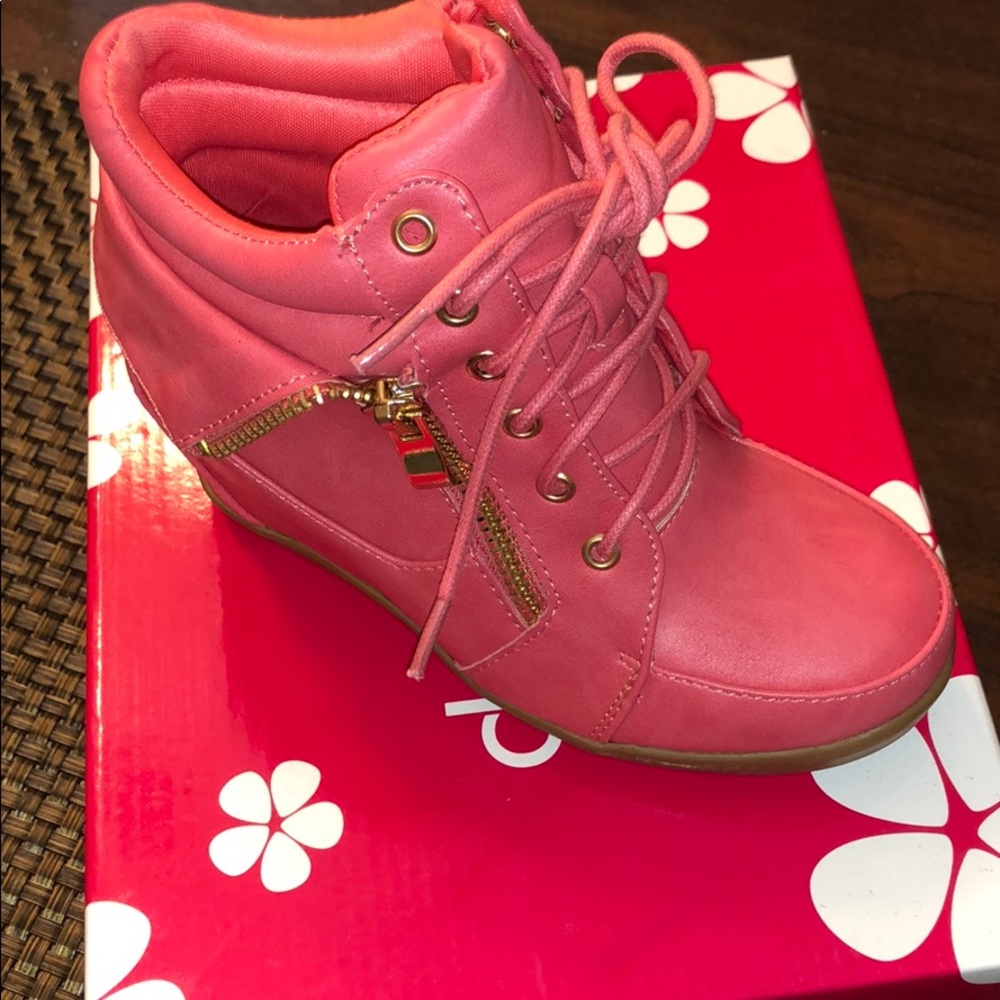 🛍️ Lucky Top  Fushia Sneakers